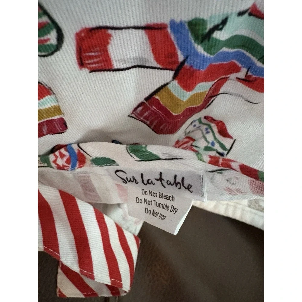 Sur La Table Unisex raised hair‎ on head cute Apron -NWOT sweater hat motif